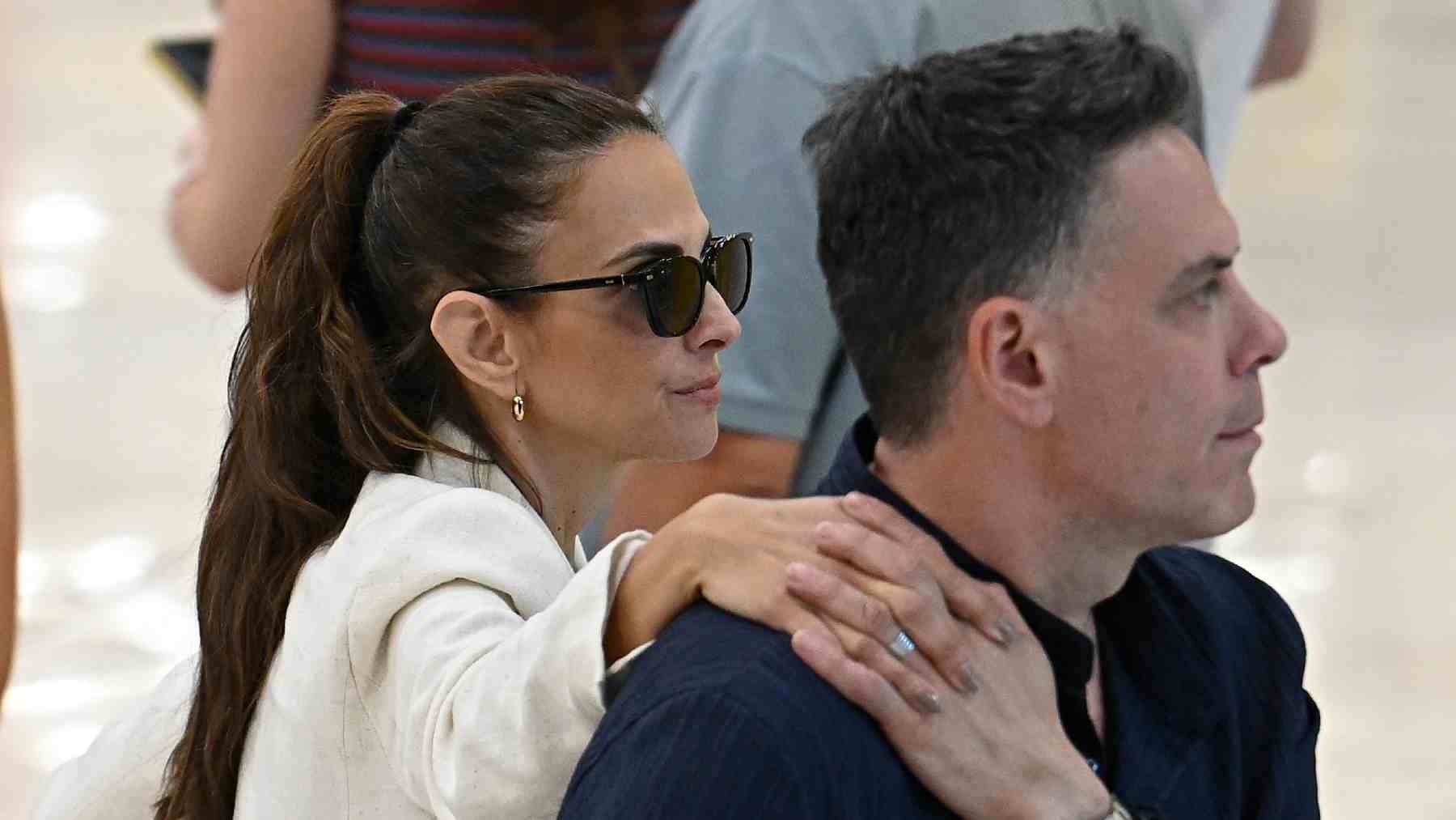 Nuria Fergó y su novio, Claudio Bruno, en el aeropuerto Adolfo Suárez Madrid. (Foto: Europa Press)