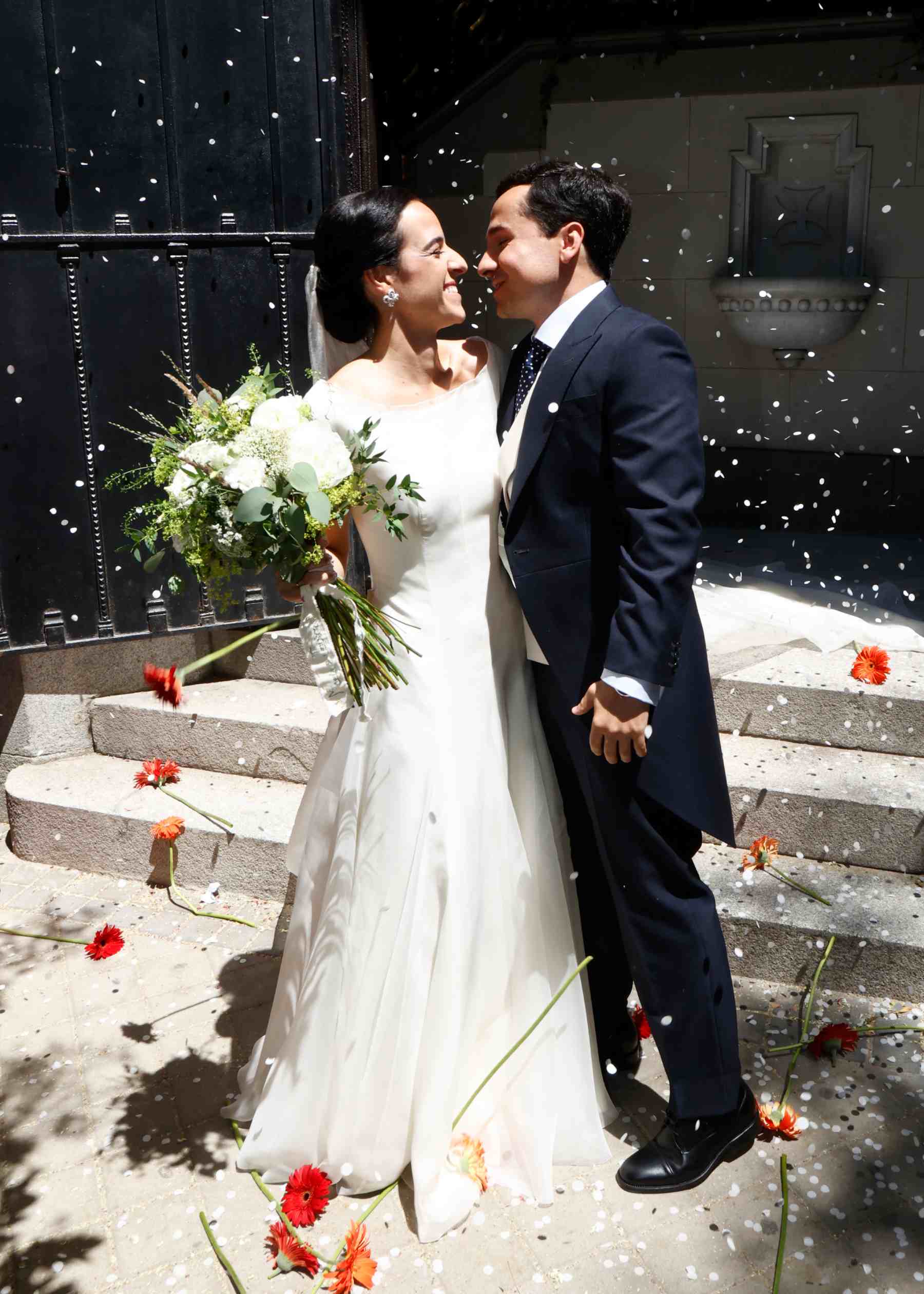 María Gabilondo y su novio en la Iglesia de la Inmaculada y San Pedro Claver. (Foto: Europa Press)