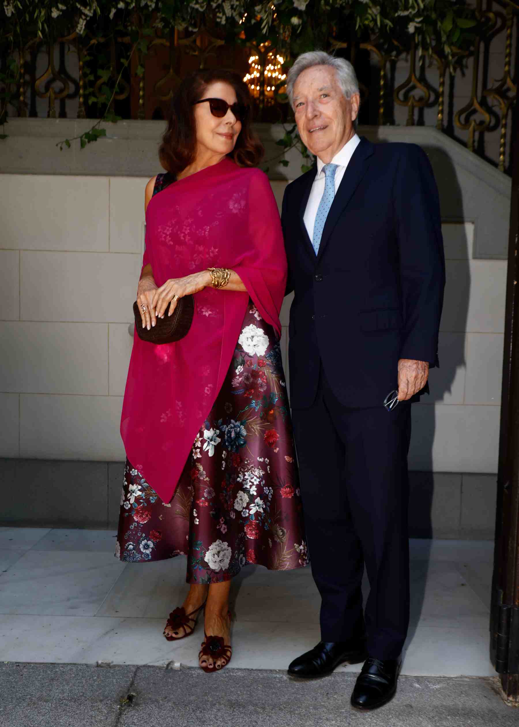 Iñaki Gabilondo y su mujer, Lola Carretero, en la boda de María Gabilondo. (Foto: Europa Press)