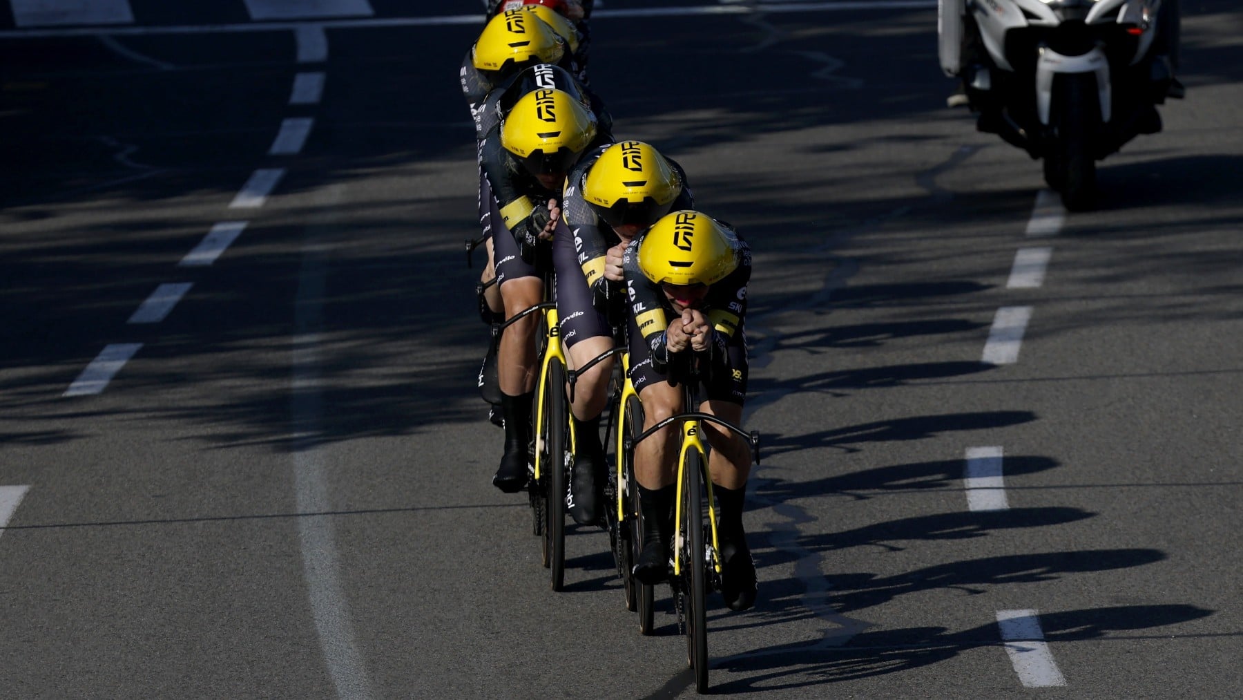 Vingegaard golpea primero y derrota a Pogacar para vestirse de amarillo en el Tour de Francia
