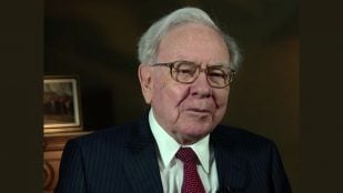 Warren Buffett en la Cumbre de Inversiones SelectUSA 2015. Foto: Administración de Comercio Internacional de Estados Unidos, dominio público, vía Wikimedia Commons