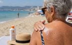 Cómo ponerse crema solar en la playa, protector solar en la playa, crema solar, protegerse del sol en la playa, truco crema solar en verano mayores de 65 años.