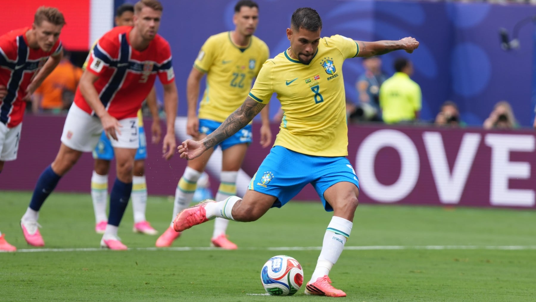 La imagen de la impotencia de Brasil: Guimaraes falla un penalti con 0-0 en la primera parte