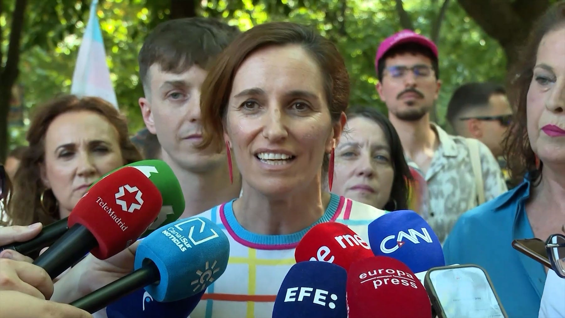 Mónica García la lía con el lenguaje inclusivo en el Orgullo: Muchísimas gracias a las transexualas