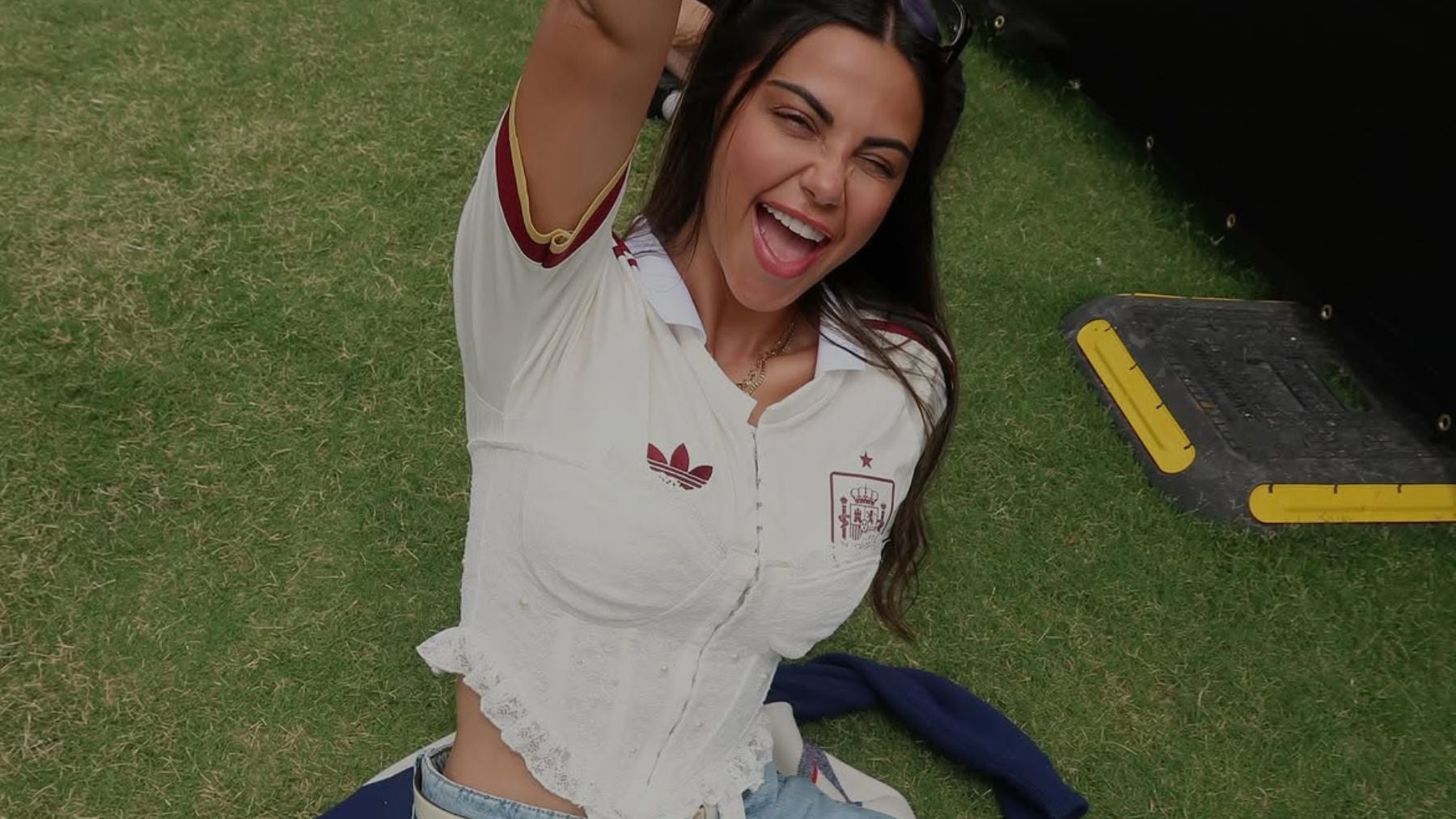 La novia de Marc Cucurella tunea la camiseta de España para convertirla en el look más sexy del Mundial