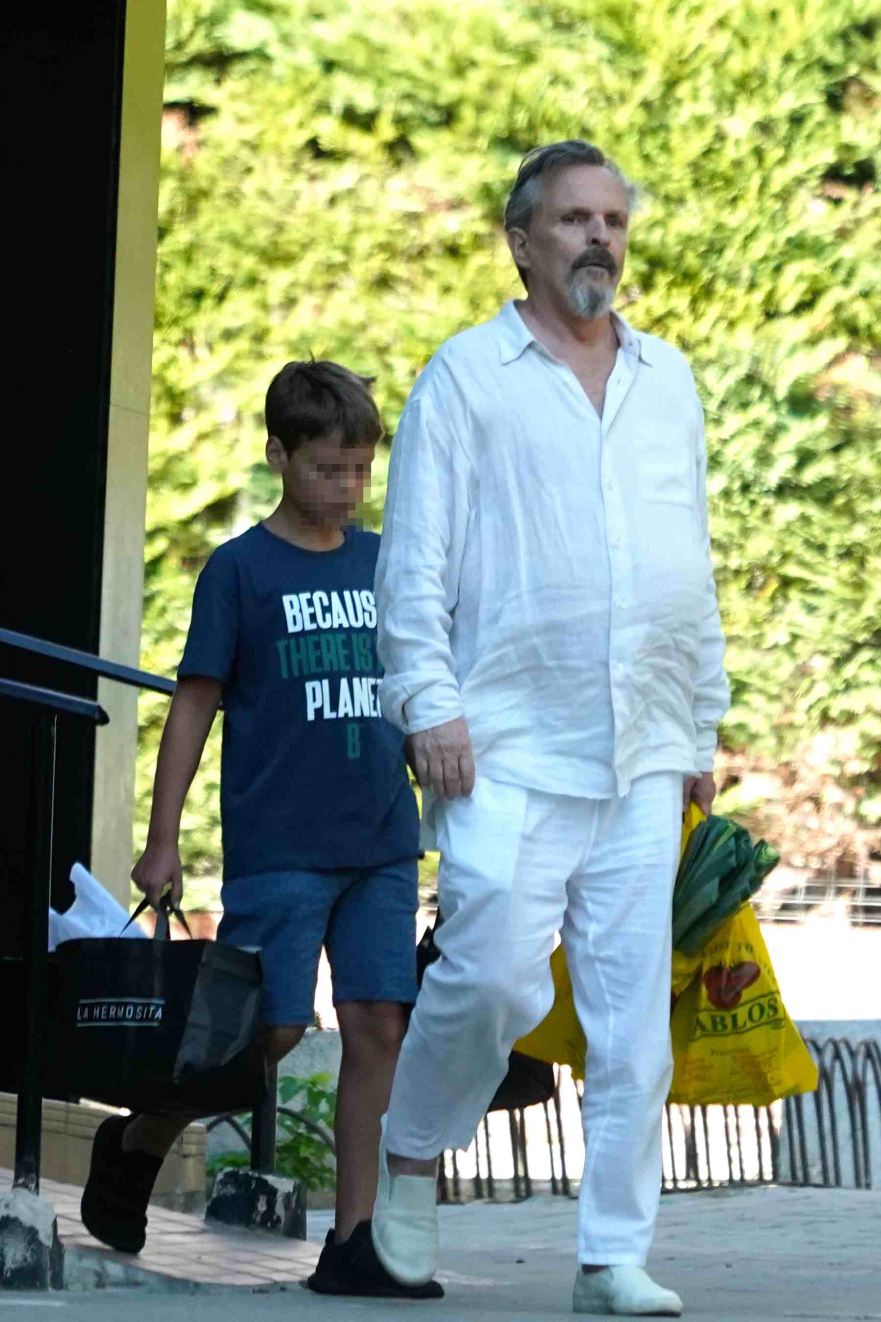 Miguel Bos&eacute; junto a uno de sus hijos. (Foto: Europa Press)