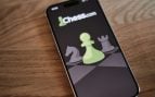 Móvil con un juego de ajedrez. Foto de appshunter.io en Unsplash