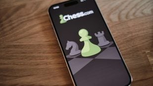 Móvil con un juego de ajedrez. Foto de appshunter.io en Unsplash