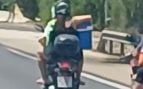 motorista moto paquete nevera autopista Palma