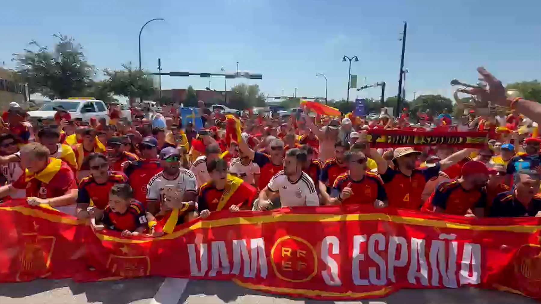 Ni el calor puede con la afición española: así fue la marcha de la marea roja hacia el estadio de Dallas
