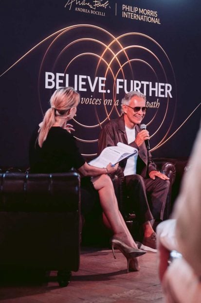 Andrea Bocelli hablando en la presentación de Philip Morris International