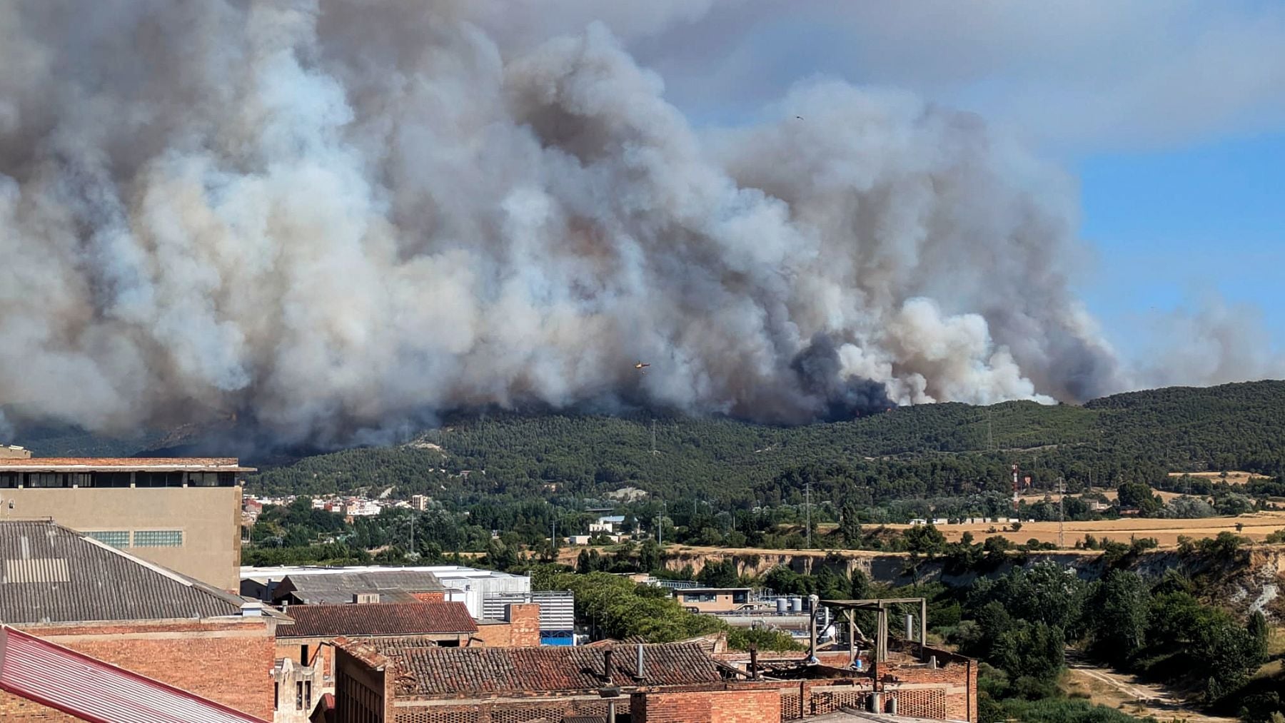 Tres incendios simultáneos en Cataluña obligan a confinar a 40.000 personas