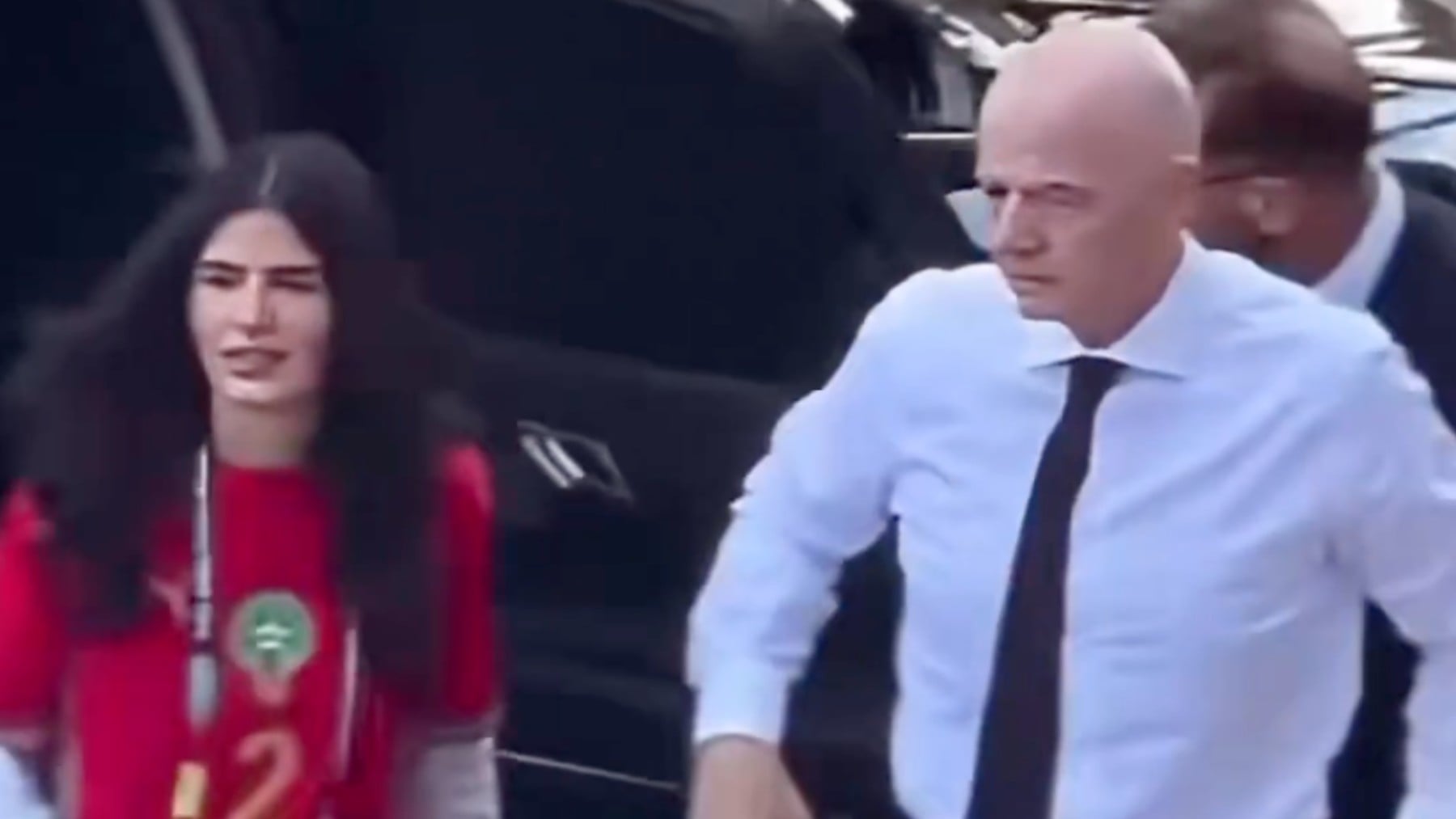 Captan a la hija de Infantino saliendo del coche junto a su padre con la camiseta de Marruecos