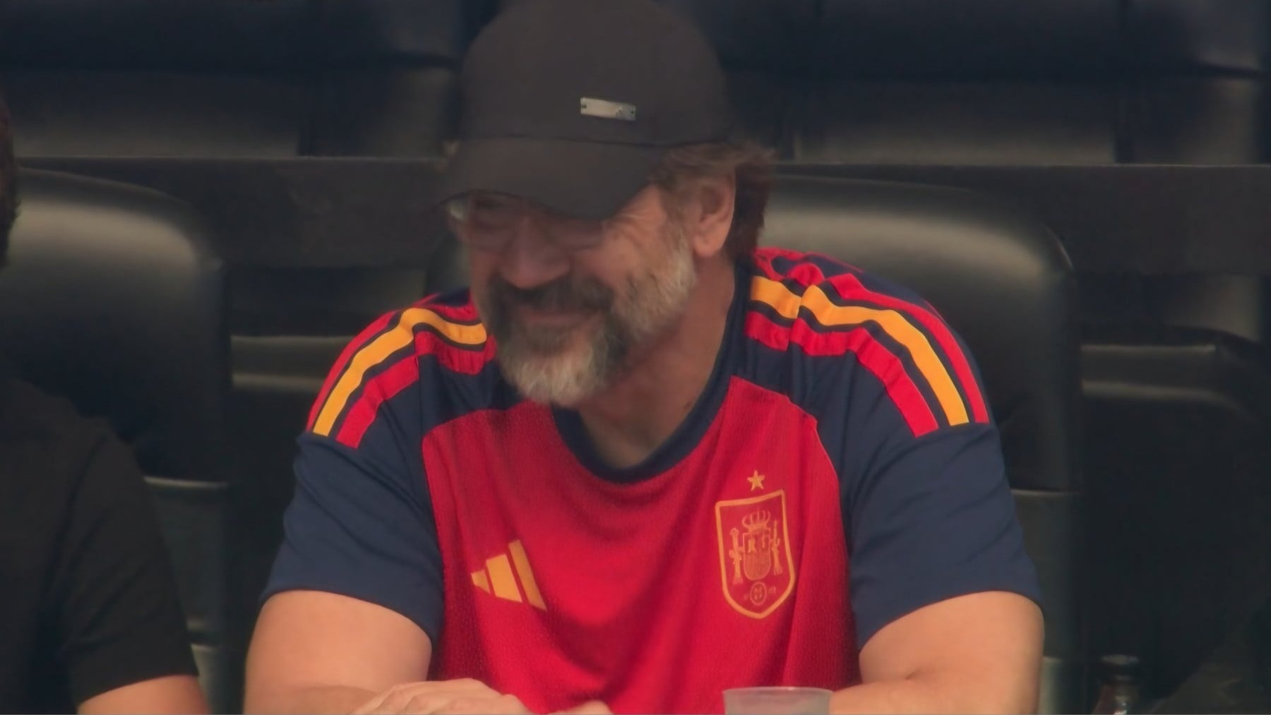 Bardem recula tras las críticas y ahora sí luce la camiseta de la selección en el España - Portugal