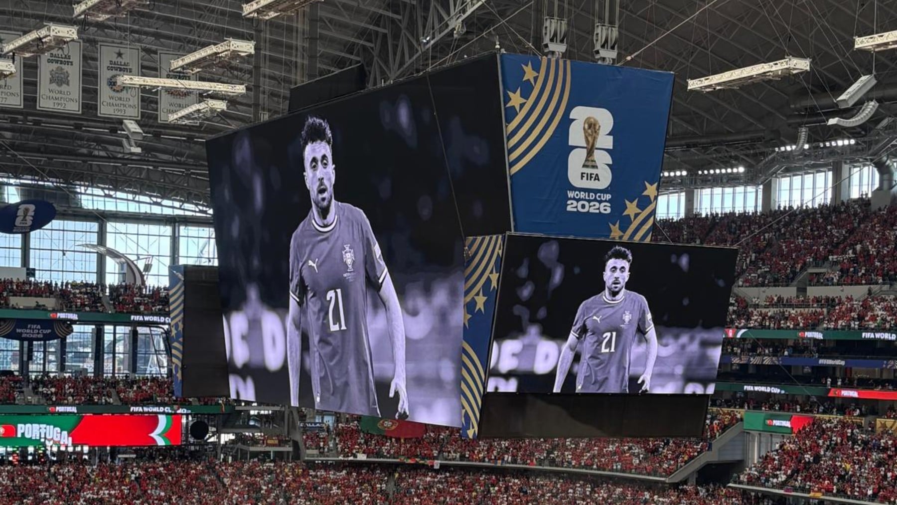 Emotivo homenaje a Diogo Jota en el videomarcador del Dallas Stadium antes del España - Portugal