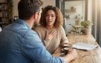 La psicología sugiere que las personas que se disculpan por todo (Adobe)