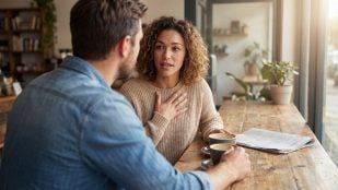 La psicología sugiere que las personas que se disculpan por todo (Adobe)