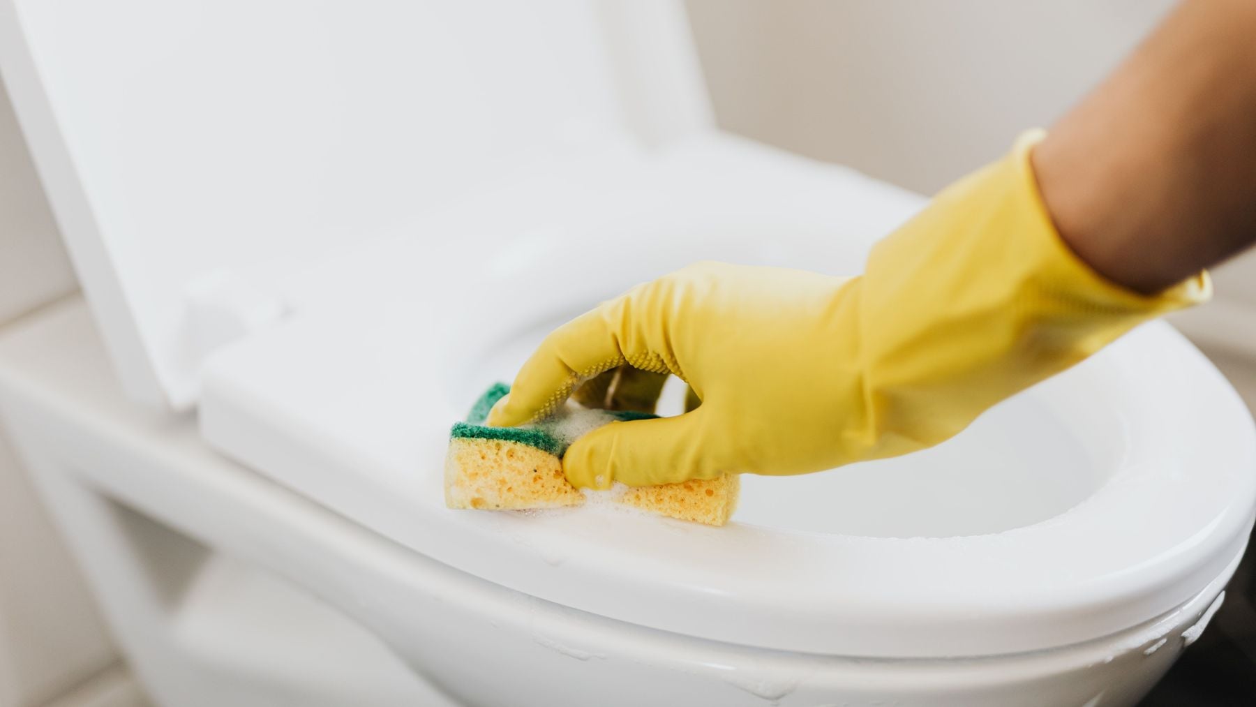 Los expertos en limpieza coinciden: Para eliminar el sarro del inodoro, rellena los bordes con papel de cocina y vinagre