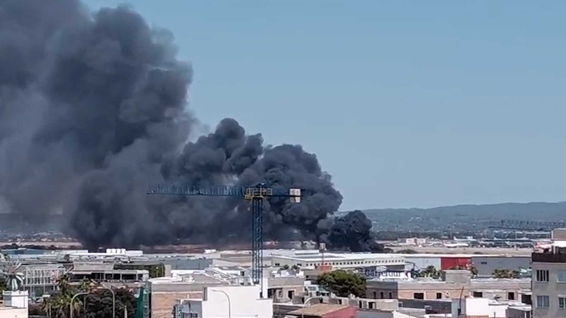 Un camión arde en Mercapalma y la intensa humareda generada obliga a confinar algunas viviendas