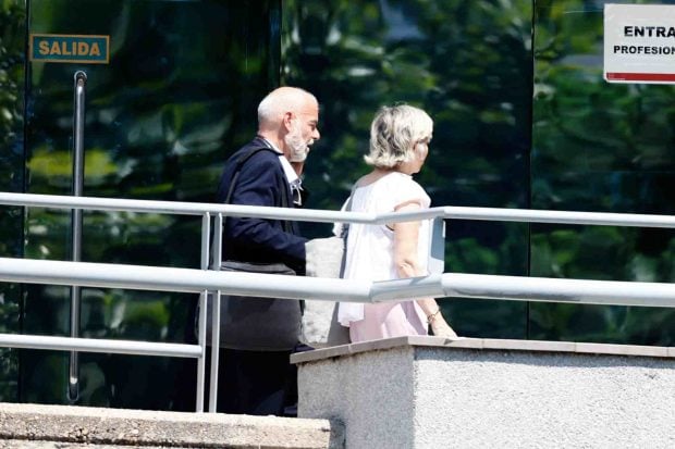 Julio Torres y Maite Torres durante un receso en la Audiencia Provincial de Madrid. (Foto: Europa Press)