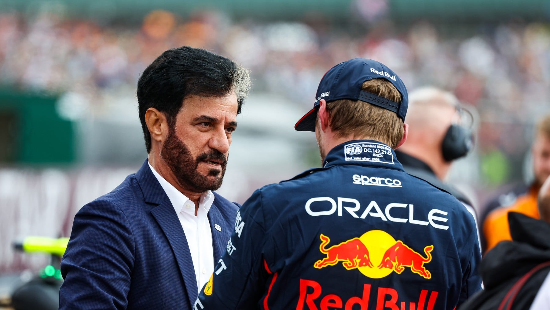 Mohammed Ben Sulayem hablando con Max Verstappen