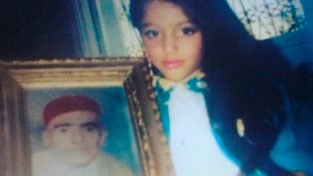 La actriz Hiba Abouk siendo una ni&ntilde;a junto a una foto de su padre (Mediaset).