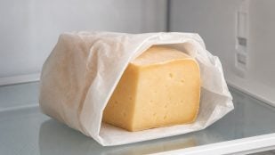 Queso con papel especial para quesos