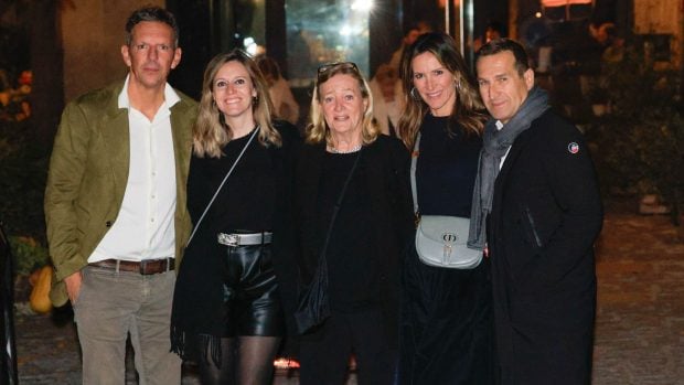 Joaqu&iacute;n Prat junto a su madre y sus hermanos. (Foto: Europa Press)