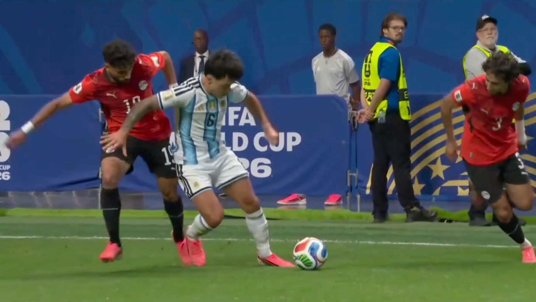 Nuevo empujón de la FIFA a Argentina: anula el 0-2 de Egipto por una falta surrealista a Lisandro Martínez