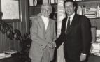 Federico Mayor y Jacques-Yves Cousteau se dan la mano en la sede de la UNESCO. Foto: UNESCO / Dominique Roger, CC BY-SA 3.0 OIG, vía Wikimedia Commons