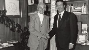 Federico Mayor y Jacques-Yves Cousteau se dan la mano en la sede de la UNESCO. Foto: UNESCO / Dominique Roger, CC BY-SA 3.0 OIG, vía Wikimedia Commons