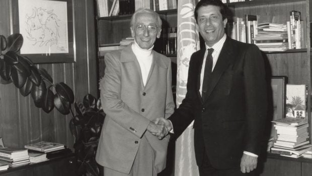 Federico Mayor y Jacques-Yves Cousteau se dan la mano en la sede de la UNESCO. Foto: UNESCO / Dominique Roger, CC BY-SA 3.0 OIG, v&iacute;a Wikimedia Commons