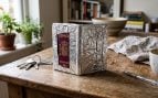 Pasaporte envuelto en aluminio (Imagen hecha con IA)