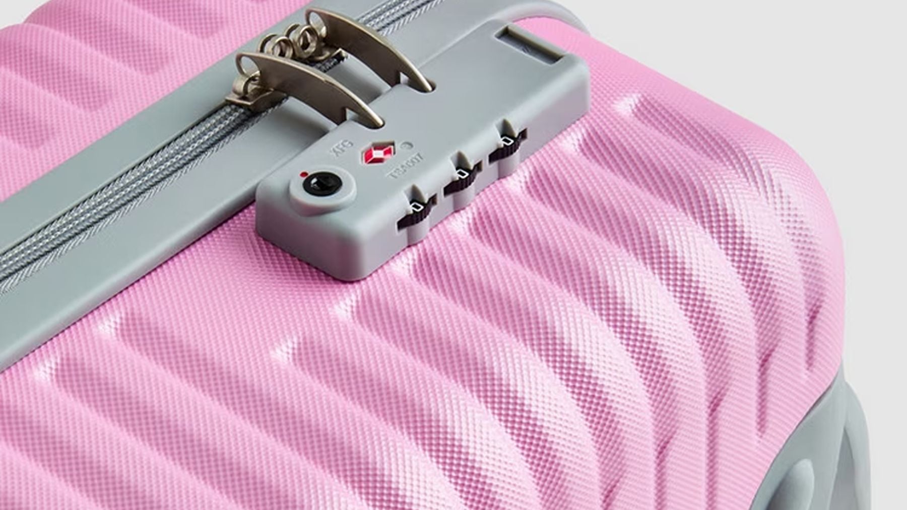 Primark lo vuelve a hacer antes del verano: la maleta rígida acanalada de cuatro ruedas por 19 euros que deja sin argumentos a las marcas más caras