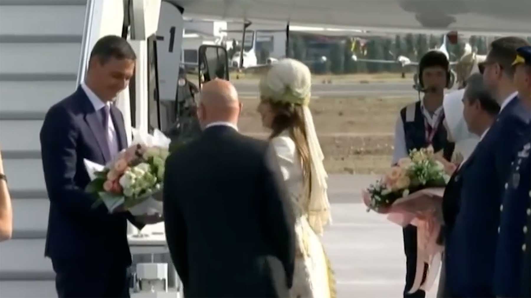 Turquía esperó a la imputada Begoña Gómez con un ramo de flores en el aeropuerto antes de la cumbre de la OTAN