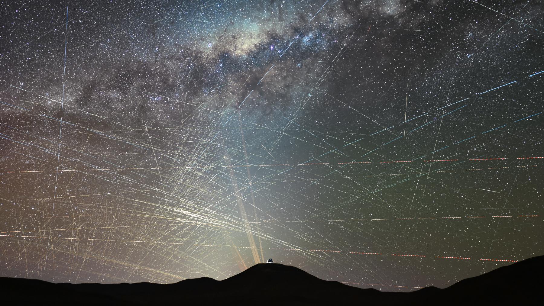 Estas imágenes muestran satélites cruzando el cielo nocturno sobre el norte del desierto de Atacama, en Chile, durante un período de apenas una hora. (Foto: F. Kamphues, ESO/M. Kornmesser).