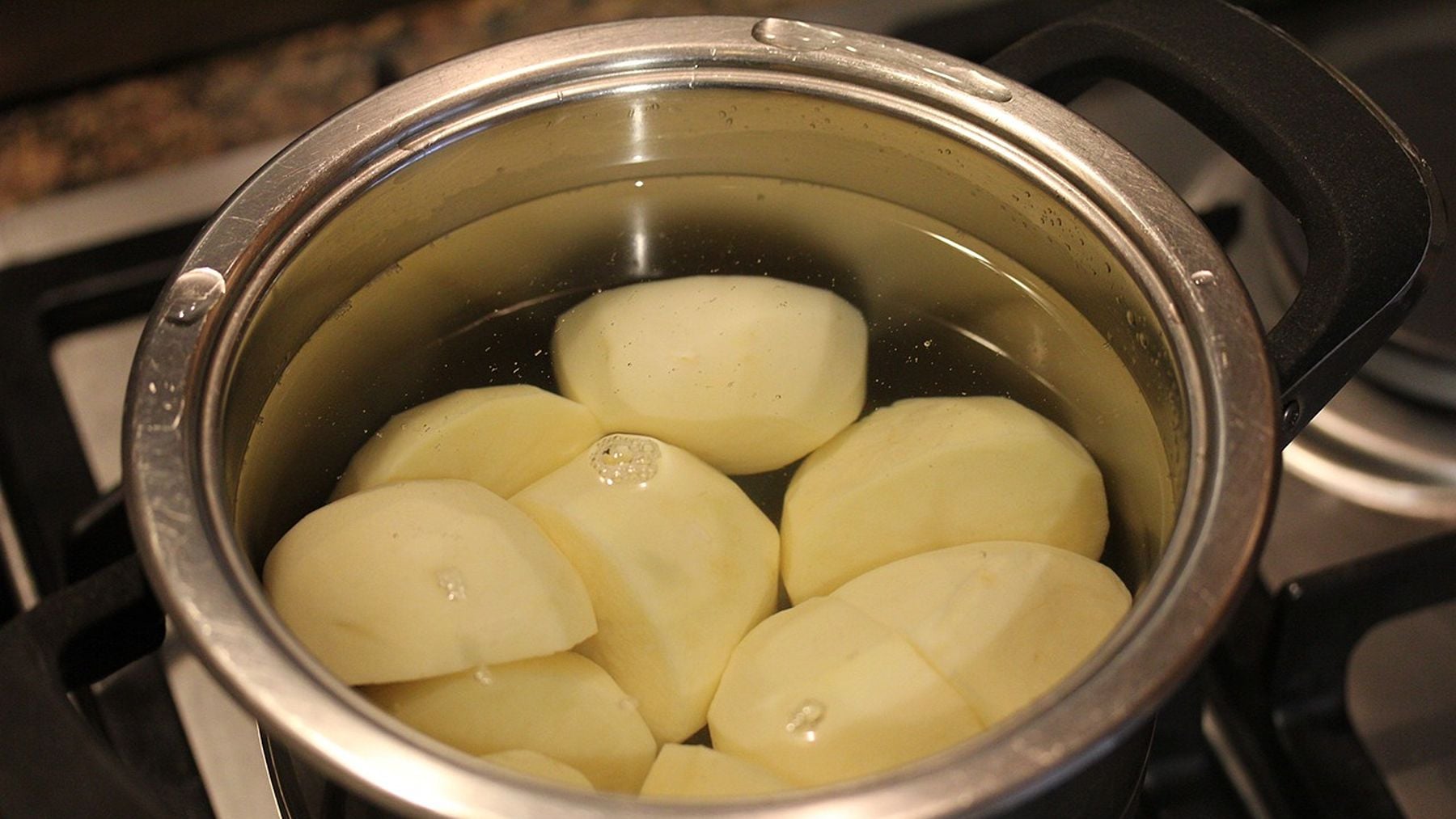 Si cocinas las patatas en esto en lugar de agua, el sabor será inigualable
