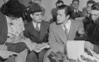 Fotografía de Orson Welles reuniéndose con periodistas en un esfuerzo por explicar que nadie relacionado con la transmisión de radio de la Guerra de los Mundos tenía idea de que el programa causaría pánico. // Noticias Acme, Dominio público, vía Wikimedia Commons