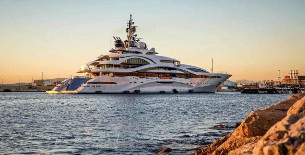 barco yate emir qatar tarragona
