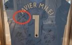 La camiseta firmada de Milei.