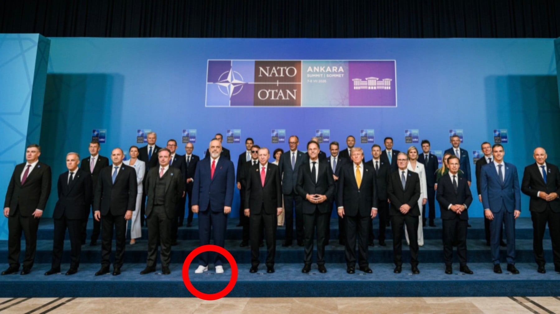 El primer ministro de Albania vuelve a dar la nota: aparece vestido con zapatillas blancas en la cumbre de la OTAN