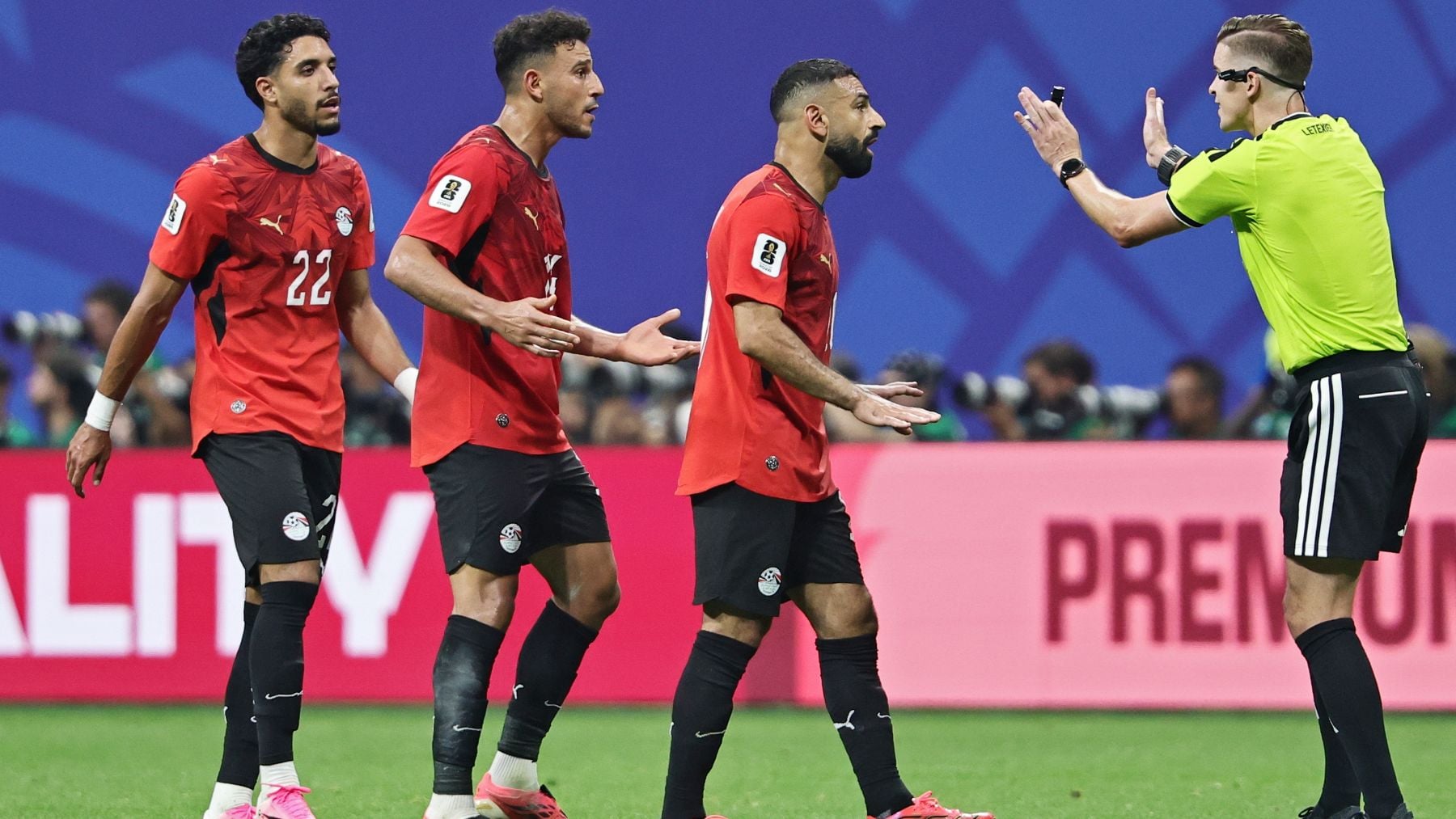 Los jugadores de Egipto, con Salah a la cabeza, protestan una decisión al árbitro. (EFE)