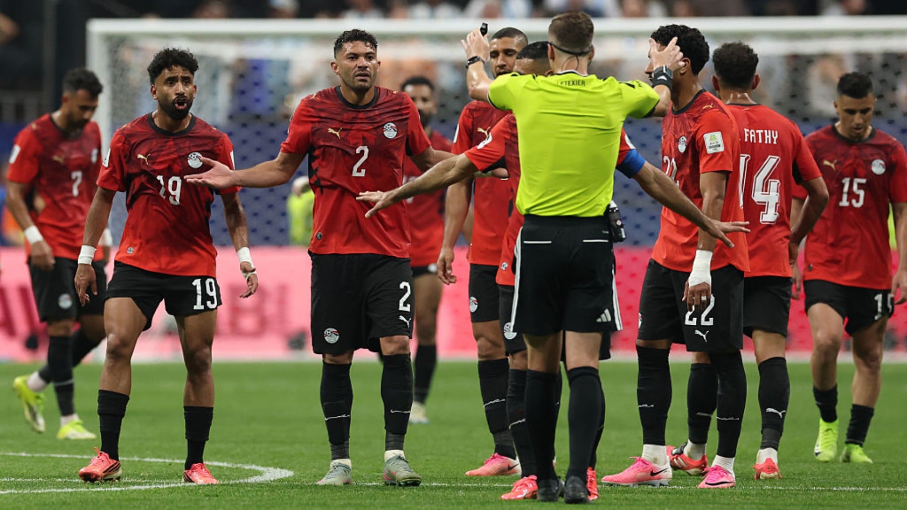 La realización de la FIFA ocultó un posible penalti a Egipto en la jugada previa al tercer gol de Argentina