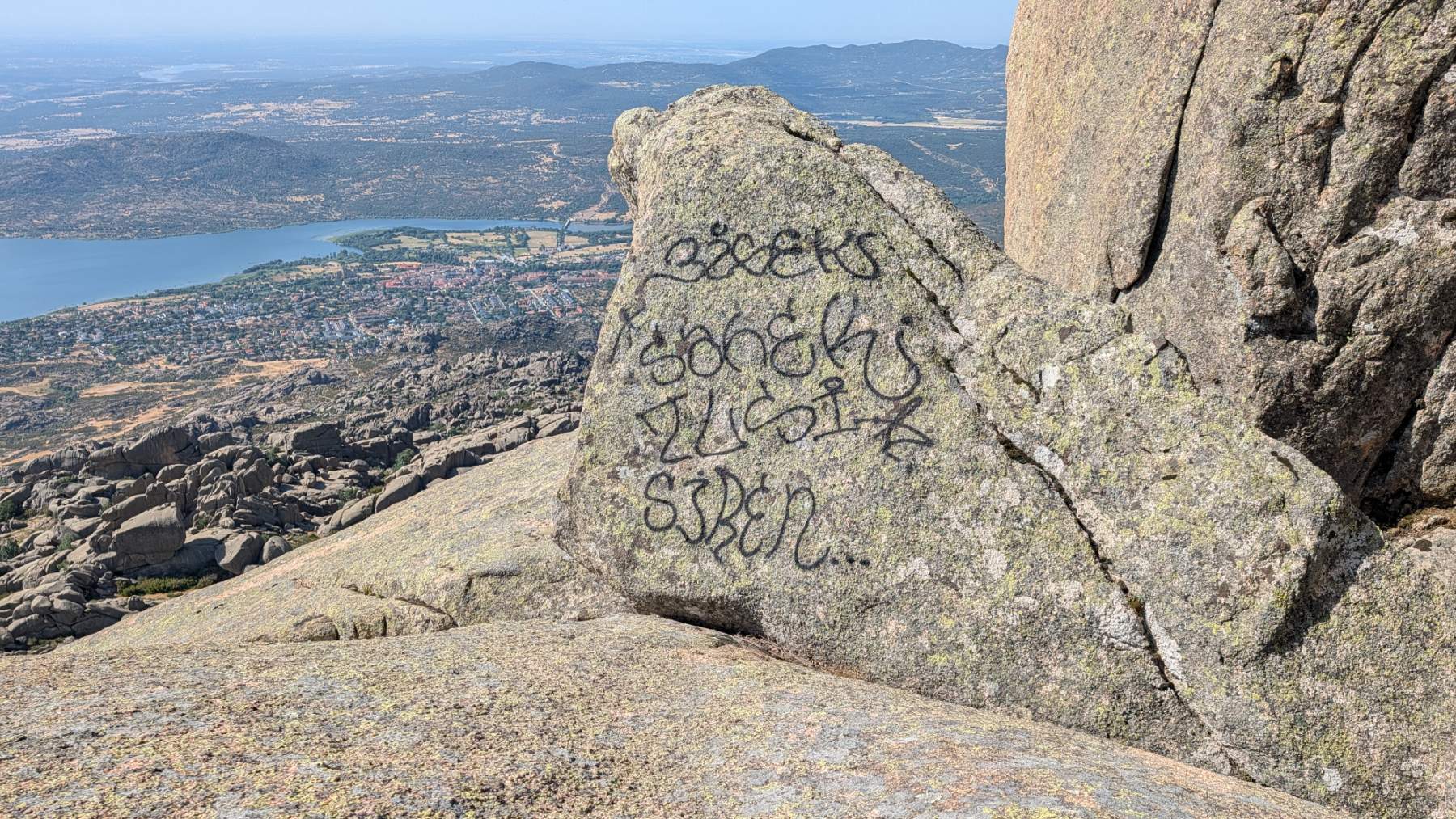 Pintada en una de las rocas de granito en La Pedriza. (Foto: Comunidad de Madrid).