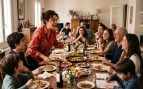 Persona hablando alto en una reunión familiar (Imagen hecha con IA).