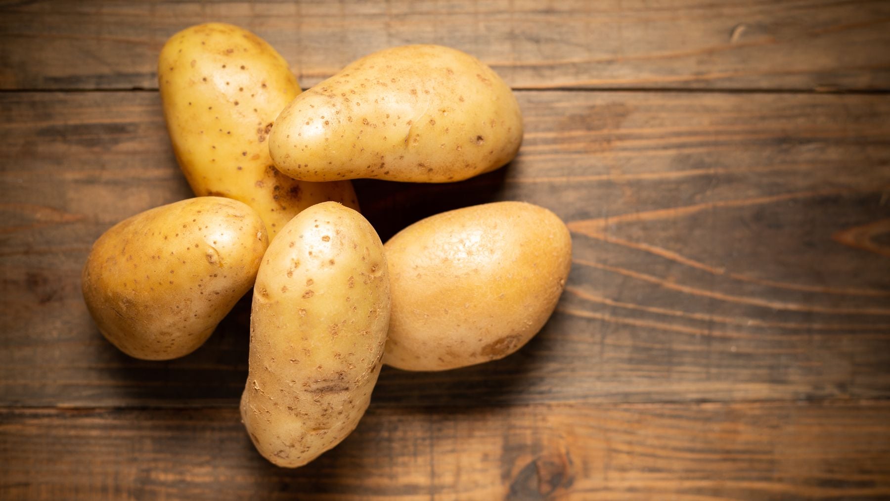 Los chefs españoles coinciden: Si la pulpa de la patata tiene un tono verde y la piel está arrugada, es probable que se haya acumulado demasiada solanina y deba desecharse