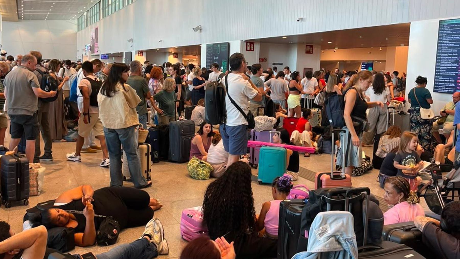 Caos en Renfe: estaciones abarrotadas y pasajeros indignados por los retrasos en los trenes AVE