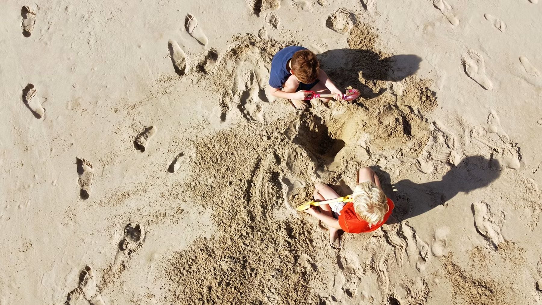 La Ley de Costas lo confirma: multas de hasta 60.000 euros por hacer hoyos en la playa para garantizar la seguridad de los bañistas