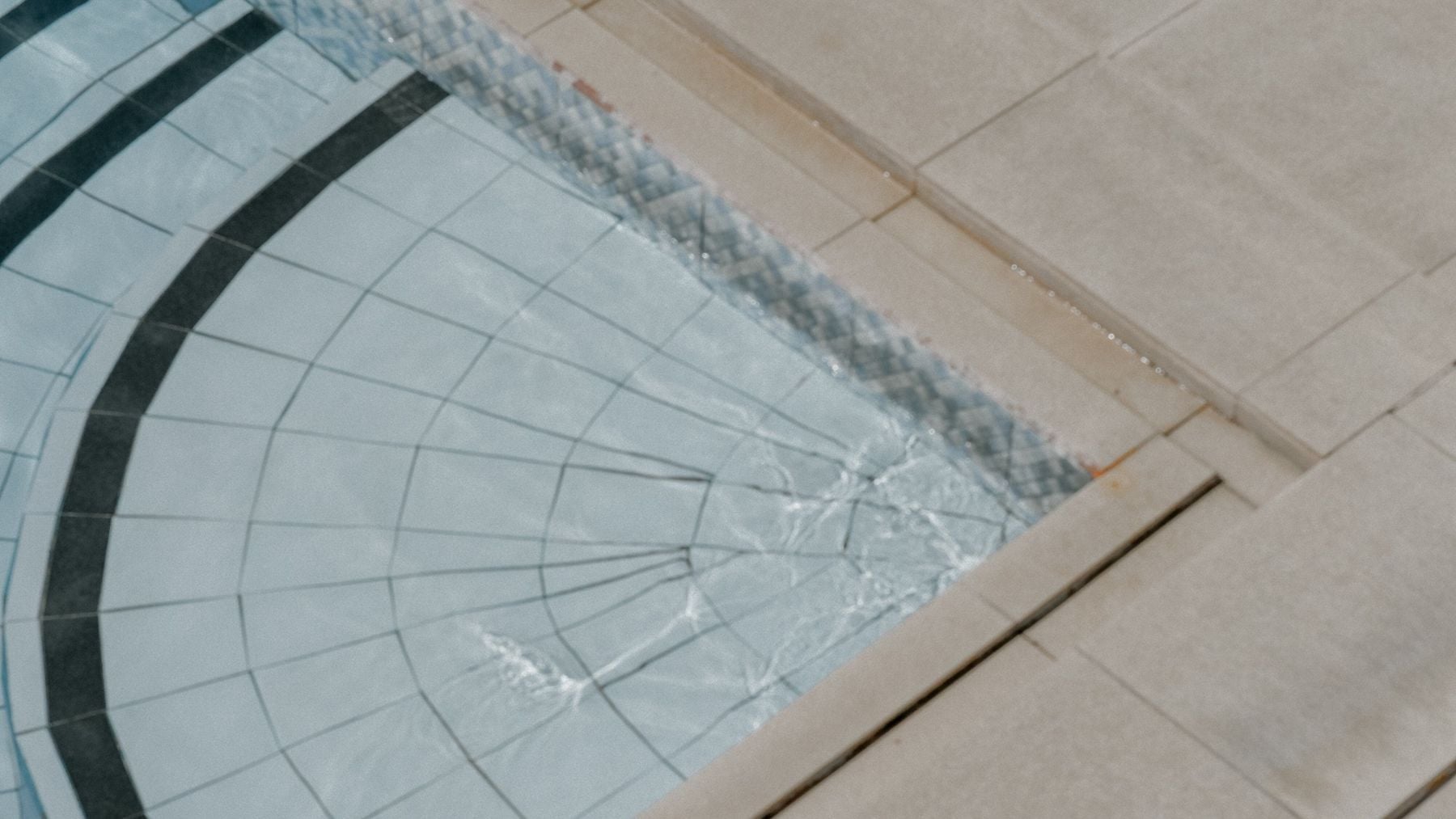 Los expertos en piscinas lo avalan: para que el agua se vea más azul y cristalina, el secreto está en elegir bien los azulejos