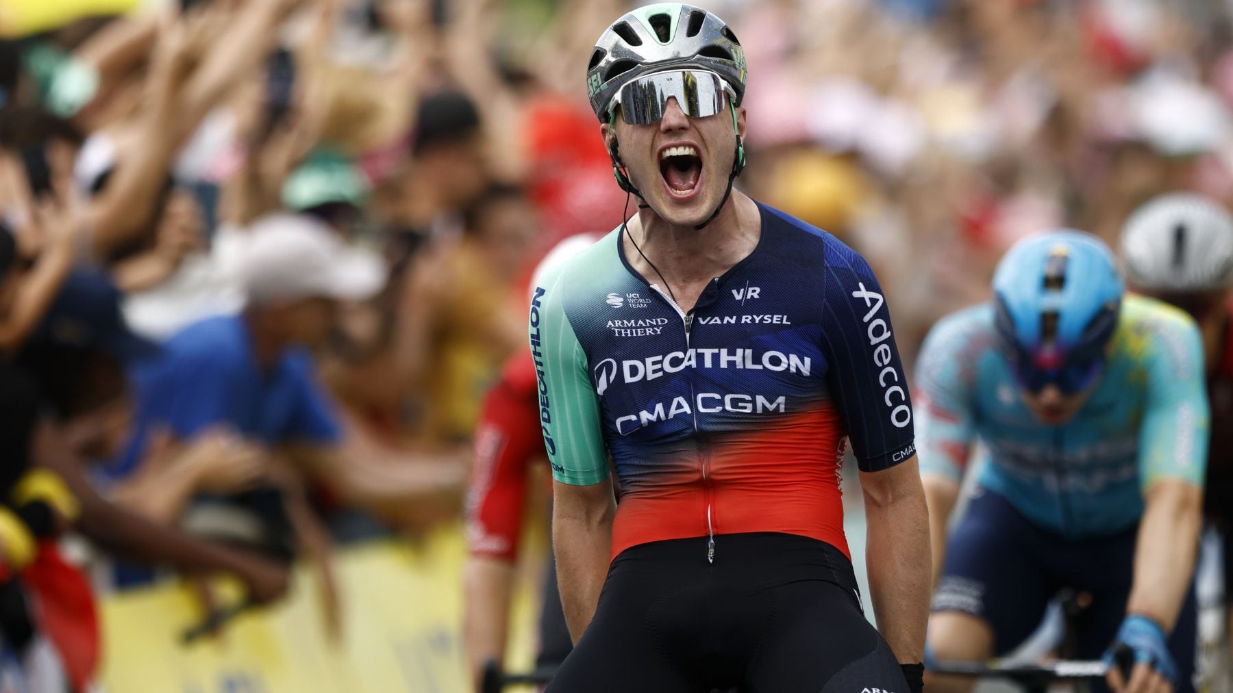 Olav Kooij se impone al sprint en un caótico final en Pau